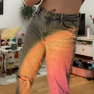 Bershka MOM Jeans🌟 - Denim Jeans från BERSHKA🌟  Använda ett par gånger, väldigt gott skick! Storlek: 38