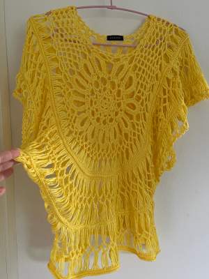 virkade tröja gul och cerise passar small medium large material är stretchiga, köp utomlands. kan skickas. 