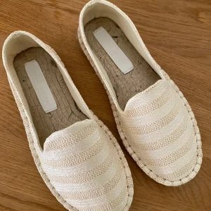 Espandrillos  - Beiga Espandrillos. Modellen är W (wide) från Asos i strl 36-37. Perfekta! 