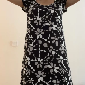 Blommig klänning  - Asså hur fint 😊 Köp nu för 90kr