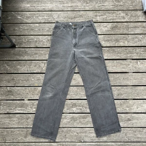CARHARTT - VINTAGE CARPENTERS - - Bra vintage skick med superfin tvätt & patina - Size 29/34 med hög midja och vid/rak passform - Tvättad svart/grå kulör, bland de finaste carpenters jag sett