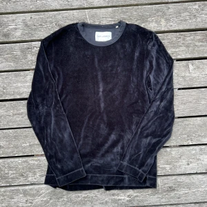 OUR LEGACY - VELOUR TRÖJA - - Aldrig använd, endast testad - Size 48/M med normal passform - Made in Portugal 