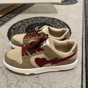 Sneakers - Hej, jag säljer nu ett par skor jag fått, helt nya och aldrig använda! Jätte fina och är i storlek 43 men passar 42!  Kan mötas upp och frakta spårbart!