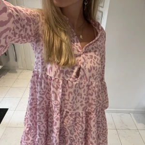 Sommarklänning - Så himla söt klänning perfekt till sommaren och fest, storlek S/M💞