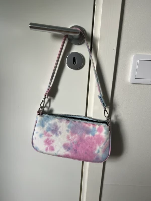 Axelväska  - Hejsan! Säljer denna super fina väska då den ej kommer till användning längre. Endast använts fåtal gånger. 