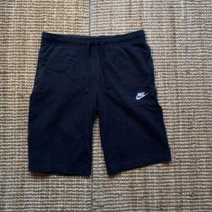 Svarta Nike sportswear shorts i storlek M. Använda ett par gånger men i bra skick. 