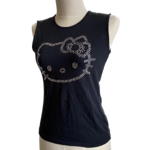 Hello kitty linne - En vintage tröja med avklippta ärmar i barnstorlek 146-152 men passar mig som har S. 