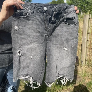 Jorts  - Använts ett fåtal gånger men har ett väldigt fint skick. Rekommenderar dem verkligen speciellt nu när jorts är inne igen! Pris går att diskutera. 