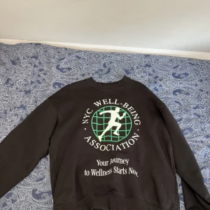 Vailent ”Wellness association” sweatshirt - M - Grym passform, helt okej använd och väldigt bekväm.