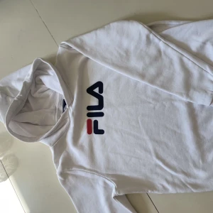 Hoodie - Fila hoodie, använd 3 gånger! Står 13-15 år på storleken men passar upp till storlek M