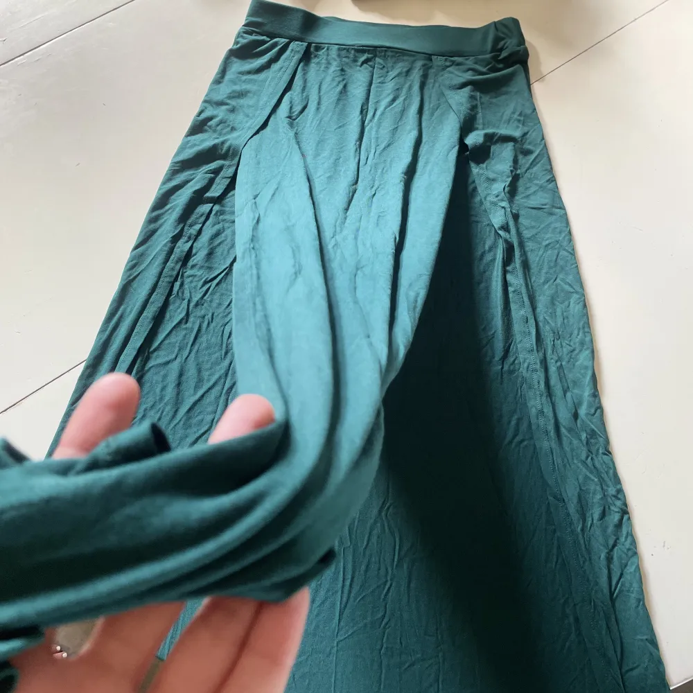 Längre kjol med slits på båda sidorna.  Smaragdgrön färg, super fin och använd 1 gång!. Kjolar.