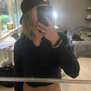 Zadig långärmad - Nypris ca 1500 Har ett litet hål vid magen Långärmad mörkblå zadig & voltaire tröja med knappar🩷