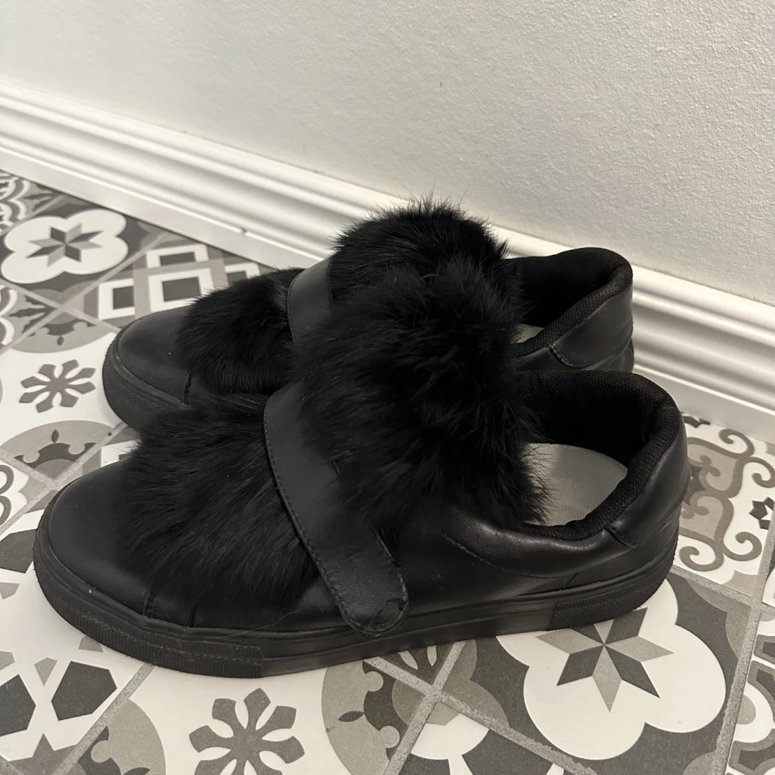 Skor med äkta päls