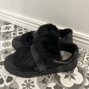 Skor med äkta päls  - Storlek 39. Nyskick. Äkta päls.