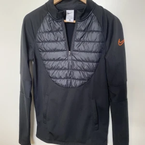 Nike dress - Nike winter warrior dress, tröja inkl byxorna! Strlk xs passar s💕