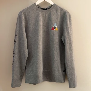 HUF sweatshirt  - Grå sweatshirt med tryck på rygg och framsida samt på högerarmen  