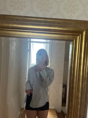 Oversize skjorta  - Super fin sommrig oversize skjorta från Gina tricot. Knappt använd, köpt för 400kr💕💕