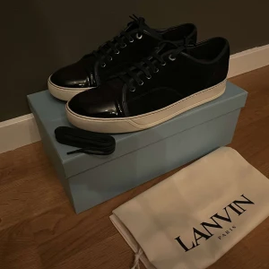 Lanvins - Tja! Säljer nu mina cap toe lanvin skor eftersom jag inte använder dom längre! Skorna är riktigt fräscha som ni ser på bilderna men de är en crease på cap toen på höger dojja! Man kan se på första bilden! Därav priset men i helheten är skon riktigt fräscha! Box, dustbag och extra snören hänger med! Storlek UK 9 som motsvarar 43! Mitt pris är 2199kr