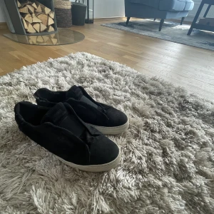 Axel Arigato Clean 360 Laceless  - Used and has a small rip on the top of the shoes. Works well and fits well.