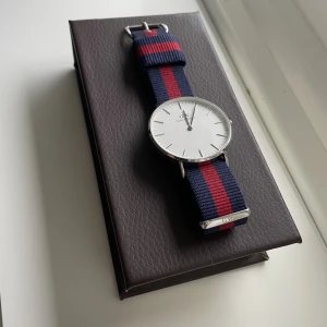 Daniel Wellington klocka  - Daniel Wellington klocka 36mm. 2 armband till klockan följer med. Mycket bra skick på både klockan och banden, dem är knappt använda då jag har haft ett annat när jag har använt den. Batteriet på klockan fungerar dock inte längre men det går att fixa.