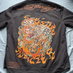 Ed hardy skjorta  - Äkta nästan helt oanvänd ed hardy skjorta och den e helt fel fri, köptes för 500kr. Kan tänka mig byta och priset är inte fast