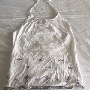 Vit topp - Fin topp med blomster liknande mönster på, kan inte visa foto pga att den är för stram på mig, den är typ xxxs/ xxs, kan även vara mindre (pga att den är barn storlek) fråga gärna frågor om toppen🩷, (läs bio) 