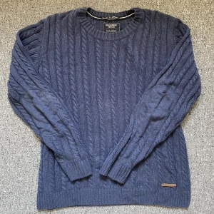 Grandpa sweater  - Tänkte sälja mig grandpa sweater från Holebrook Sweden. för att den passar inte mig längre :/ Jag skulle säga att den är i bra skick. Skriv till mig privat för mer information :)