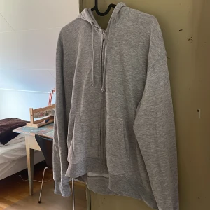 Grå luvtröja  - Säljer en grå luvtröja. Använd ett antal gånger men inget som märks sädär väl. Inte riktigt kommit till användning på senaste. Priset kan diskuteras. Nypris 299 kr