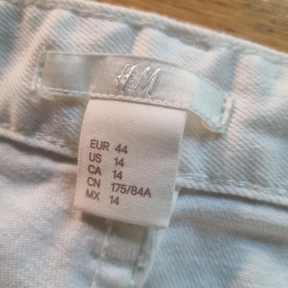 Jeansshorts från H&M. Använt en gång, inga defekter. Säljer för att de inte används. Inga husdjur i hemmet. Skriv om du är intresserad :). Shorts.