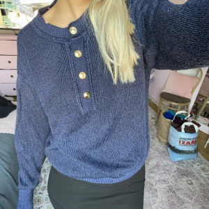 Stickad tröja  - Stickad tröja med fina guldiga detaljer. Storlek M