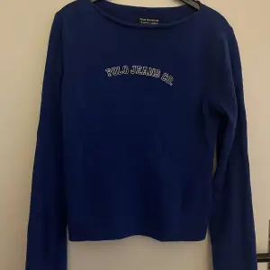 Mörkblå ”stickad” Ralph Lauren tröja i bra skick