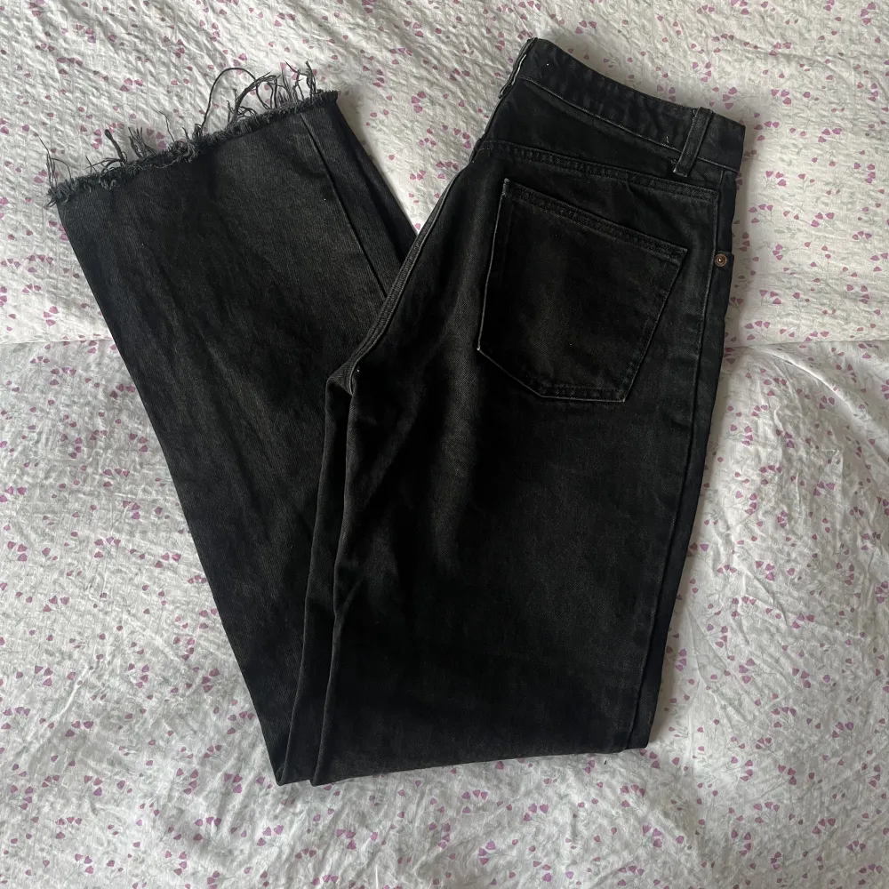 Säljer dessa ”urtvättade” svarta jeans från zara som inte kommer till användning. Använda Max 2 gånger.  I storlek 40. Köparen står för frakten💙. Jeans & Byxor.