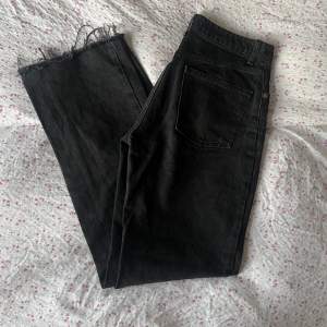 Säljer dessa ”urtvättade” svarta jeans från zara som inte kommer till användning. Använda Max 2 gånger.  I storlek 40. Köparen står för frakten💙