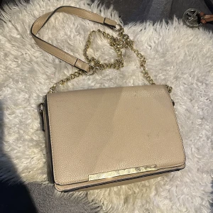 Axelremsväska  - Använd ca 3 gånger och är i använt i bra skick. Inga defekter &  bra utrymme. 