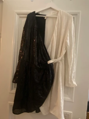 Svart och vit klänning  - Har typ inte använt, jätte bra skick 