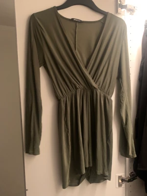 Grön Onepiece från Gina tricot - Stl S, (militärgrön)