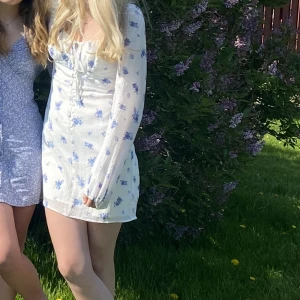 Vit blommig klänning  - Säljer denna klänning, då den ej kommer till användning, endast använd en gång, i nyskick. Från Gina men ofta slutsåld💞nypris 459kr