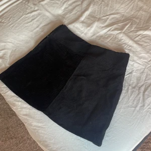 Kjol från Monki - Supersnygg svart kjol från Monki. Aldrig använd så i jättebra skick