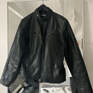 Motojacka - Skitsnygg skinjacka i storelk 44 men sitter snyggt oversized på mig som brukar ha s eller m i kläder.