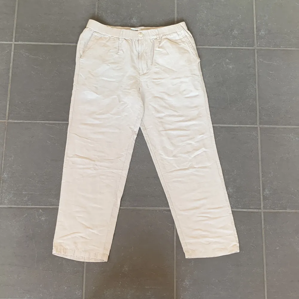 Riktigt snygga linnebyxor från Jack and Jones i jättebra skick som jag köpte förra sommarn. Säljer för att dom tyvärr har blivit för små. Köpte dom för 600kr. Jeans & Byxor.