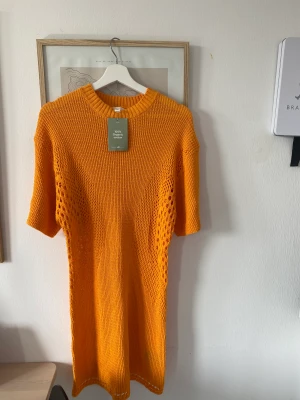 Orange klänning H&M - Klänning från förra årets kollektion, kom aldrig till användning. Så snygg perfekt både vardags, fest eller till stranden.