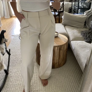 Beiga kostymbyxor - Oanvända kostymbyxor från Gina Tricot. Lappar kvar. Nypris 499kr