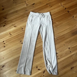 Juicy couture  - Säljer dessa juicy byxor pågrund av att jag knappt använder de. Byxorna är i fint skick förutom att    Knytbanden på framsidan har tappat sin ”decoration”. Köparen står för frakt och skriv gärna för fler bilder!☺️