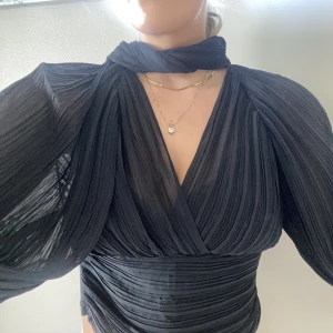 Svart blus  - ALDRIG ANVÄND!! En svart genomskinlig blus från Zara med knyt runt halsen. 