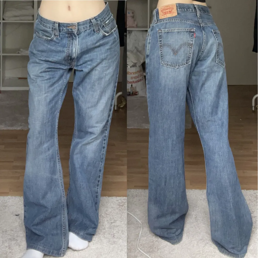 lågmidjade vida jeans ifrån levi’s. lite smått slitna, annars inga större defekter. innerbenslängd 80 cm, midjemått 88 cm (mätt tvärs över & observera att dom är för stora för mig och att jag håller in de på bilden.) använd gärna köp nu 💗. Jeans & Byxor.