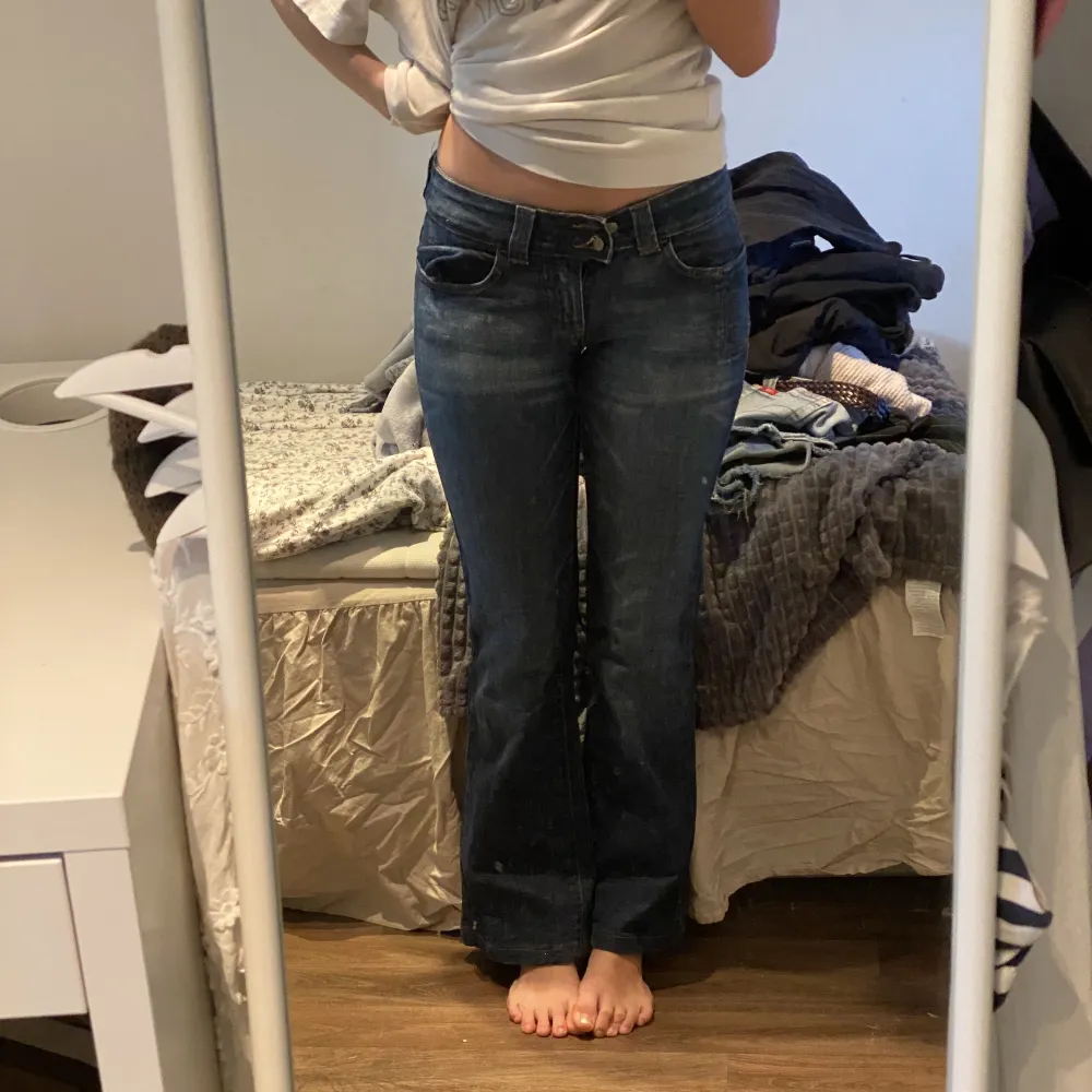 Lågmidjade jeans från Only. Basically helt nya, men precis för små för mig och lite korta enligt min smak.  Innerbenslängd: 70cm  Jag är cirka 160!. Jeans & Byxor.