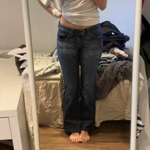 Lågmidjade jeans från Only. Basically helt nya, men precis för små för mig och lite korta enligt min smak.  Innerbenslängd: 70cm  Jag är cirka 160!