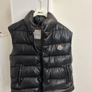 Moncler väst - Moncler väst, modellen heter Tib. Storlek 1. Västen är så gott som ny. Köpt i monclers butik i Miami. Kommer med kvitto och påse. Nypris 6500. Unisex
