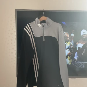såå cool adidas tröja! - lite sportigt material med funkar prima som vanlig tröja!💕💕 står 13-14Y i den men skulle säga att den är som en xs💗