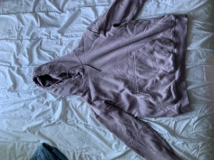 Lila oversized hoodie  - Använd några gånger, superfin oversized som passar till allt. Nypris 200 kr. 